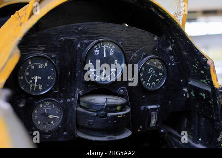 Aircraft Cockpit Instruments, Bedienfeld im alten Flugzeug-Cockpit. Stockfoto