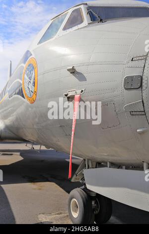 Entfernen Sie vor dem Flug Zeichen auf einem Flugzeug, rot entfernen vor dem Flug Tag auf dem Flugzeug, um den Piloten daran zu erinnern, sicherzustellen, dass alle Abdeckungen vor dem Flug entfernt werden Stockfoto