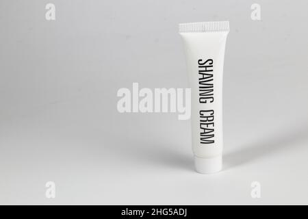 Rasiercremegröhrchen, Toilettenartikel mit isoliertem weißem Hintergrund. Stockfoto