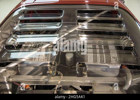 Maranello, Italien - 24. April 2016: Blick in den Motor des legendären Ferrari F40 - ein zweitüriger Coupé-Sportwagen mit Mittelmotor und Hinterradantrieb Stockfoto