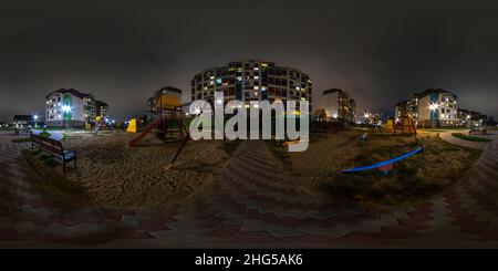 360 Grad Panorama Ansicht von Nacht 360 hdri Panorama in der Nähe von Spielplatz in der Mitte der modernen mehrstöckigen Mehrfamilienhaus Wohnanlage der Stadtentwicklung in äquirequeckigen s