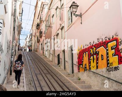 Die Seilbahn führt den Elevador da Bica in Lissabon entlang der steilen Straße, die das Bairro Alto der Stadt mit dem CHI verbindet Stockfoto