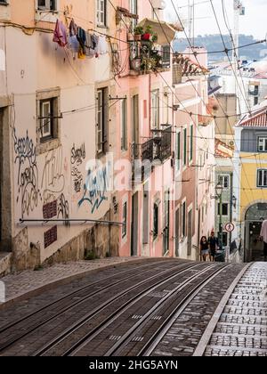 Die Seilbahn führt den Elevador da Bica in Lissabon entlang der steilen Straße, die das Bairro Alto der Stadt mit dem CHI verbindet Stockfoto