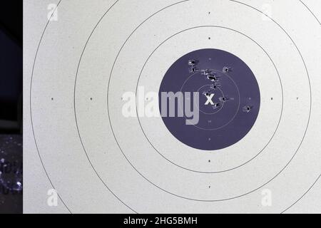 Zielpistole Mit Bullet-Löchern. Klassisches Papierschießziel. Löcher Im Ziel. Für Sport, Jäger, Militär, Polizei. Sportschießen Kreis Ziel. Stockfoto