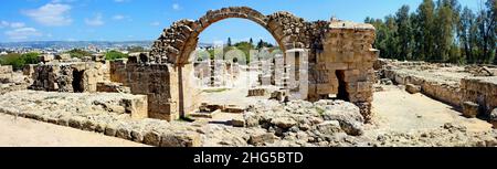 Blick auf die Ruinen von Saranda Kolones im Archäologischen Park von Paphos auf der Insel Zypern, Panorama, Banner. Republik Zypern Stockfoto