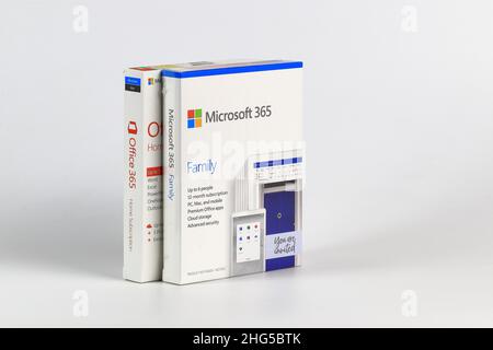 Die Einzelhandelsverpackung mit Microsoft Office 365 Home Subscription und Microsoft Office 365 Family. Office 365 ist der Markenname Microsoft Product. Stockfoto
