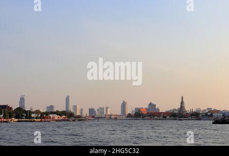 Skyline im Stadtzentrum VON BANGKOK THAILAND mit wunderschönem Blick auf den Sky River. Stockfoto