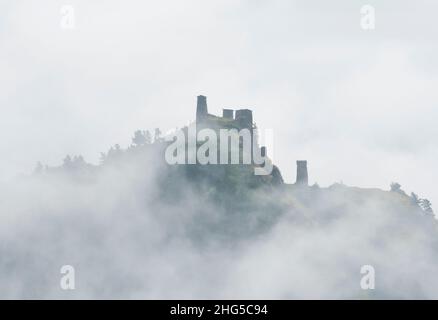 Nebel umhüllt die mittelalterlichen Festungsturmhäuser von Keselo im Dorf Omalo, Tusheti, Georgien. Stockfoto