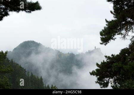 Nebel umhüllt die mittelalterlichen Festungsturmhäuser von Keselo im Dorf Omalo, Tusheti, Georgien. Stockfoto