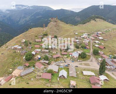 Die mittelalterlichen Festungsturmhäuser von Keselo überblicken das Dorf Omalo in Tusheti, Georgien. Stockfoto