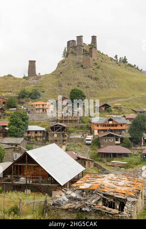 Die mittelalterlichen Festungsturmhäuser von Keselo überblicken das Dorf Omalo in Tusheti, Georgien. Stockfoto