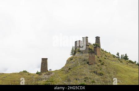 Die mittelalterlichen Festungsturmhäuser von Keselo überblicken das Dorf Omalo in Tusheti, Georgien. Stockfoto