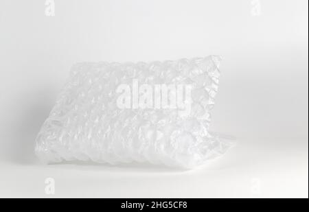 Kunststoff transluzente Luftverpackung, Kunststoff transluzente Verpackung mit Luftkissen. Aufblasbarer Airbag auf weißem Hintergrund isoliert. Stockfoto