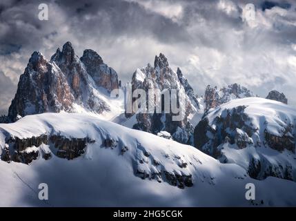 Schöne Berggipfel im Schnee im Winter. Dramatische Landschaft Stockfoto