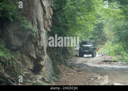An old Soviet truck drives the dangerous road, known as the Abano pass in Tusheti, Georgia. Stockfoto