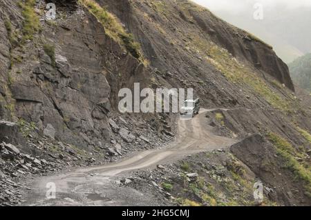 An old Toyota SUV drives the Abano Pass in Tusheti, Georgia. Stockfoto