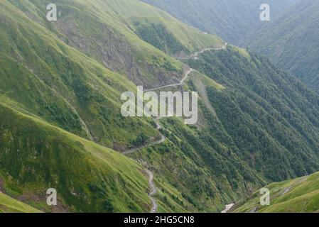 The winding road known as the Abano pass, considered one of the most dangerous roads in the world. Stockfoto