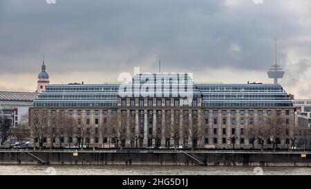 Gebäude der Europäischen Union für Flugsicherheit (EASA) in Köln am Rheinufer Stockfoto