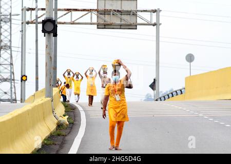 Gombak, Selangor, Malaysia. 18th Januar 2022. Hinduistische Anhänger versammeln sich im Sri Subramaniar Swamy Tempel in den Batu Höhlen, eifrig, ihre Gelübde zu erfüllen und Gebete anzubieten. Die meisten wurden gesehen, wie sie den Paal Koodam, einen Milchtopf, auf ihren Köpfen trugen, deren Inhalt sie über die Statue von Lord Murugan gießen würden, als sie den Tempel innerhalb des Höhlen-Komplexes als Opfergabe an ihn erreichten. (Bild: © Supian Ahmad/ZUMA Press Wire) Stockfoto