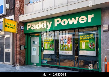 Paddy Power, Zweigstelle des lizenzierten Wettbüros, im Stadtzentrum von Woking, Surrey, England, Großbritannien Stockfoto