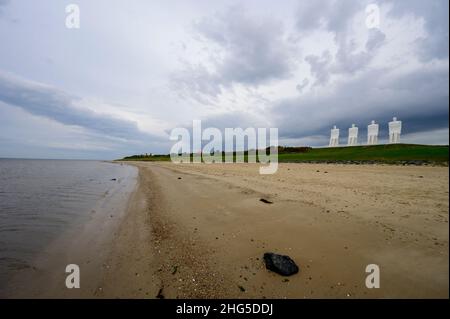 Men at Sea or man meets the Sea (Dänisch: Mennesket ved Havet) ist ein 9 Meter hohes weißes Denkmal von vier sitzenden Männchen westlich von Esbjerg Stockfoto