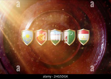Zentralasiatische Länder Flagge in goldenem Schild auf kupferfarbenem Hintergrund. Kasachstan, Kirgisistan, Tadschikistan, Turkmenistan und Usbekistan. Stockfoto