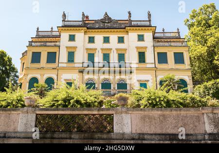 Stresa, Piemont, Italien - 14. Juni 2018: Blick auf die Villa Pallavicino, die antike Residenz am Lago Maggiore in Stresa. Stockfoto