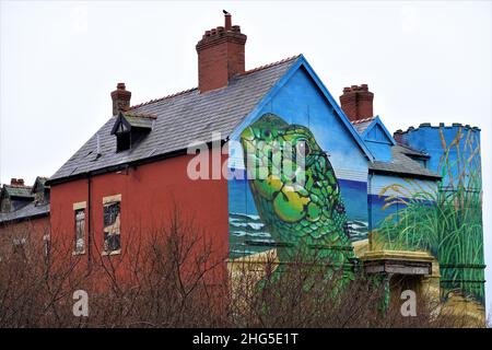 Toad Hall, veraltete Gebäude Ainsdale Beach, Merseyside, transformiert vom Straßenkünstler Paul Curtis Stockfoto