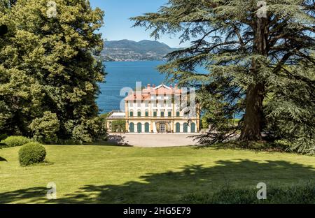 Stresa, Piemont, Italien - 14. Juni 2018: Nach oben Blick auf die Villa Pallavicino, die antike Residenz am Lago Maggiore in Stresa. Stockfoto