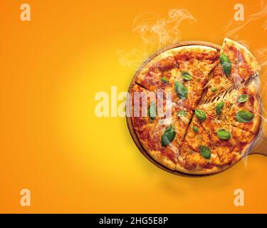 Peperoni-Pizza auf Holzbrett auf gelbem Hintergrund Stockfoto