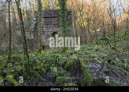 Überreste eines Maschinenhauses aus dem 18th. Jahrhundert in der Mandale Lead Mine, Lathkill Dale, Peak District National Park, Derbyshire, England Stockfoto