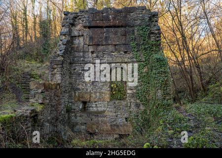 Überreste eines Maschinenhauses aus dem 18th. Jahrhundert in der Mandale Lead Mine, Lathkill Dale, Peak District National Park, Derbyshire, England Stockfoto