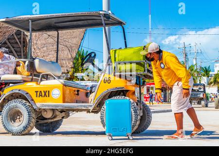 Holbox Mexiko 21. Dezember 2021 Golf Cart Taxi Autos Wagen und Service im Dorf auf Holbox Insel Mexiko. Stockfoto