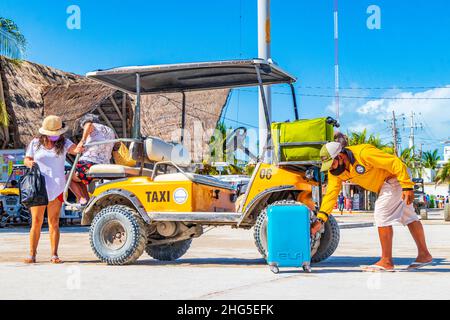 Holbox Mexiko 21. Dezember 2021 Golf Cart Taxi Autos Wagen und Service im Dorf auf Holbox Insel Mexiko. Stockfoto