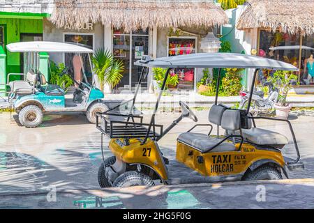 Holbox Mexiko 21. Dezember 2021 Golfwagen Taxi Autos Wagen im Dorf auf Holbox Insel Mexiko. Stockfoto