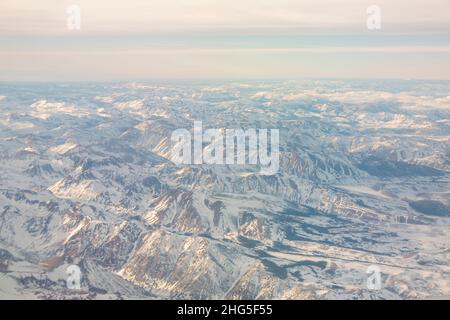 Der Flug über die Sierra Nevada in Kalifornien in der Nähe des Yosemite National Park ist besonders im Winter schön. Stockfoto