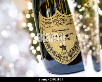 DOM PERIGNON Flasche und frisch gegossene Flöte von 2022 (postdatiert) Dom Perignon luxuriöser Vintage Champagner mit funkelnden Feierlichtern Stockfoto
