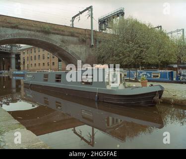 Manchester, Großbritannien - 9. Oktober 2021: Ein Schmalboot am Bridgewater-Kanal. Stockfoto