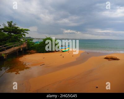 Bunte einheimische Fischerboote, Strand & Ozean Südostasien #Asien #aroundtheworld #SouthEastAsia #SriLanka #Hinterland #Authentic #fernweh #Slowtravel Stockfoto