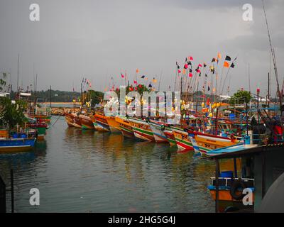 Bunte einheimische Fischerboote, Strand & Ozean Südostasien #Asien #aroundtheworld #SouthEastAsia #SriLanka #Hinterland #Authentic #fernweh #Slowtravel Stockfoto