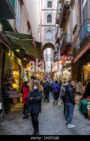 Neapel, Italien - 24. Dezember 2021: Verkaufsstände für handgefertigte Statuen in San Gregorio Armeno, der berühmten Straße für den Verkauf von Krippen in Stockfoto