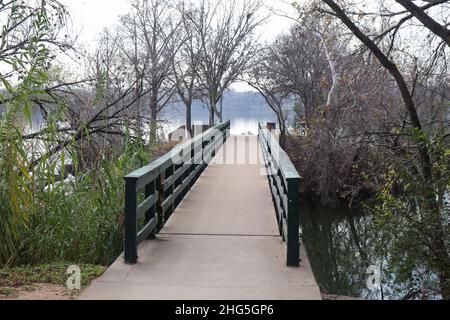 Morgenspaziergang entlang des Lady Bird Lake Austin TX die Fußgängerbrücke begrüßt Sie und lädt Sie ein, die Landschaft vor Ihnen zu erkunden. Stockfoto