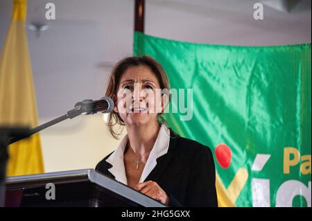 Die französisch-kolumbianische Politikerin und ehemalige Geisel der Guerilla der FARC-EP Ingrid Betancourt kündigt ihre Kandidatur für die kolumbianische Präsidentschaft für die politische Agrupation „Coalicion de la Esperanza“ mit einer Botschaft gegen die Korruption in Bogota, Kolumbien, am 13. Januar 2022 an. Stockfoto