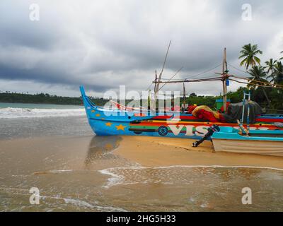 Bunte einheimische Fischerboote, Strand & Ozean Südostasien #Asien #aroundtheworld #SouthEastAsia #SriLanka #Hinterland #Authentic #fernweh #Slowtravel Stockfoto