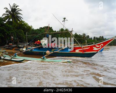 Bunte einheimische Fischerboote, Strand & Ozean Südostasien #Asien #aroundtheworld #SouthEastAsia #SriLanka #Hinterland #Authentic #fernweh #Slowtravel Stockfoto