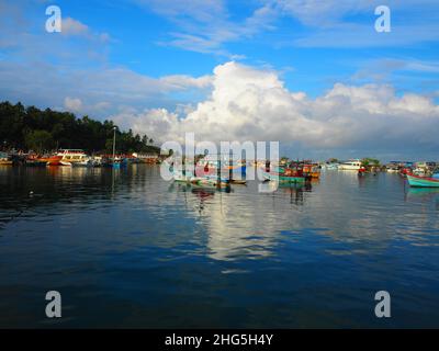 Bunte einheimische Fischerboote, Strand & Ozean Südostasien #Asien #aroundtheworld #SouthEastAsia #SriLanka #Hinterland #Authentic #fernweh #Slowtravel Stockfoto