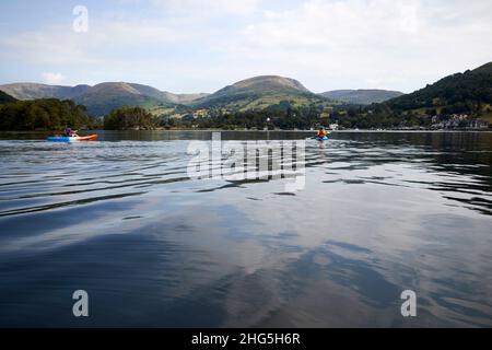 Kajakfahrer auf dem nördlichen See windermere auf einem Sommer morgens Seengebiet, cumbria, england, großbritannien Stockfoto