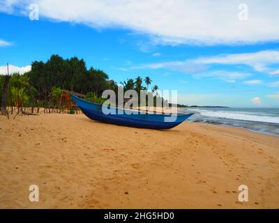 Bunte einheimische Fischerboote, Strand & Ozean Südostasien #Asien #aroundtheworld #SouthEastAsia #SriLanka #Hinterland #Authentic #fernweh #Slowtravel Stockfoto