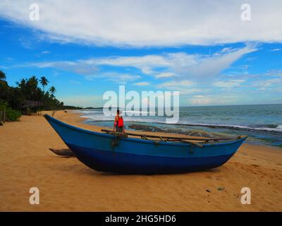 Bunte einheimische Fischerboote, Strand & Ozean Südostasien #Asien #aroundtheworld #SouthEastAsia #SriLanka #Hinterland #Authentic #fernweh #Slowtravel Stockfoto