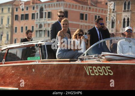 Michelle Hizinker und Tommaso Trussardi kommen am 2. September 2016 in Venedig an. MVS) Stockfoto